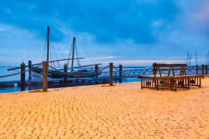 Europa, Portugal, Algarve, Litoral, Sotavento, Distrikt Faro, Olhao, Promenade bei den Markthallen, historisches Fischerboot, Atlantiküberquerung 1808, Wahrzeichen, Caique Bom Sucesso, blaue Stunde Europa, Portugal, Algarve, Litoral, Sotavento, Distrikt Faro, Olhao, Promenade bei den Markthallen, historisches Fischerboot, Atlantiküberquerung 1808, Wahrzeichen, Caique Bom Sucesso, blaue Stunde